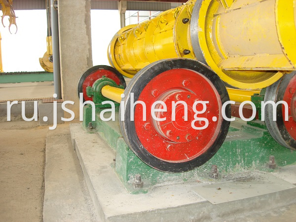 Concrete pile spinning machine